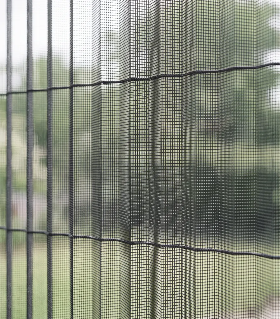 Maille de la toile plissée en gros plan : ouvertures régulières et cordons de tension horizontaux